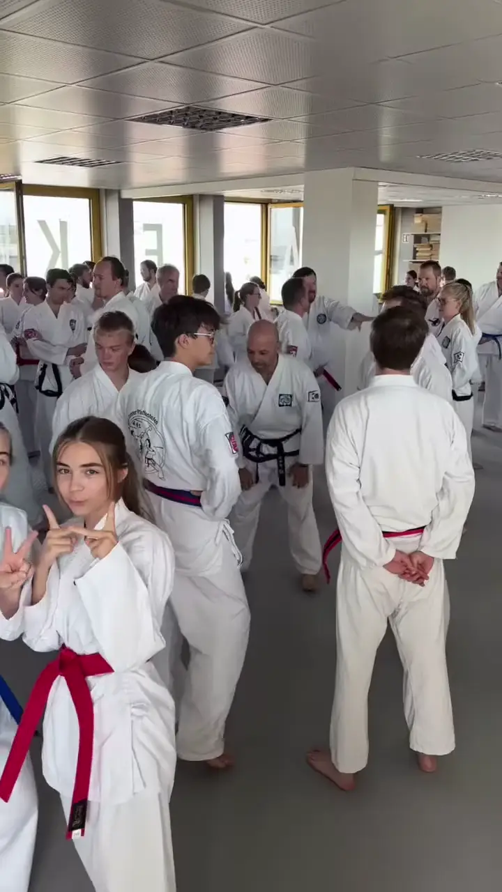 Schuleröffnung in Landshut: Gruppenbilder, Selfies und Kicks aus dem ersten Training in der neuen Halle